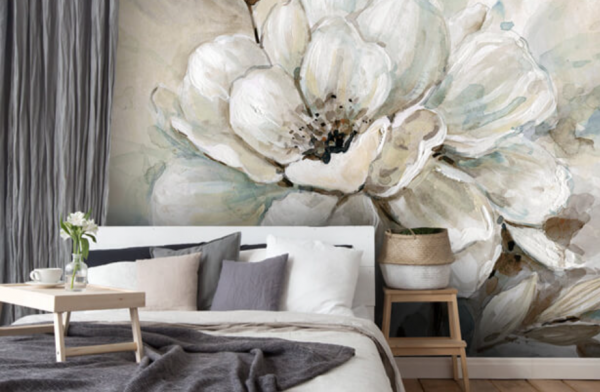 Dinding kamar dengan wallpaper bunga yang besar